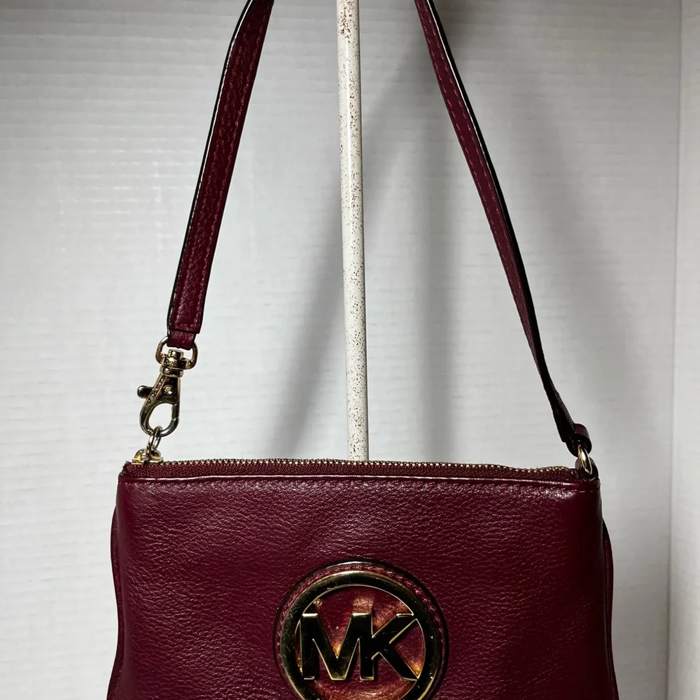 MICHAEL KORS LEATHER WRISTLET FULTON BAG